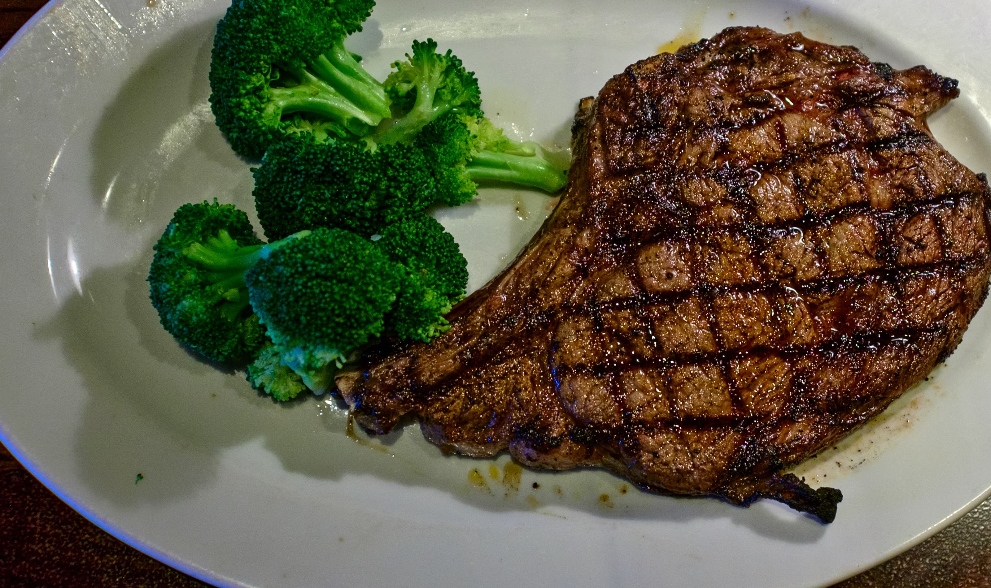 Low-carbohydrate steak and vegetables plate